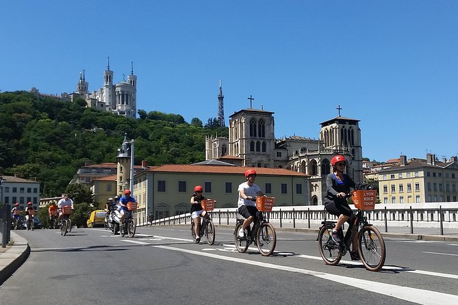 4h Complete Lyon Experience: E-Bike, Food Tasting & Old Town Walk - Getting Oriented Near Palais de Justice and Quai Romain Rolland