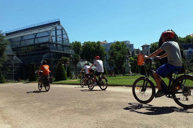 4h Complete Lyon Experience: E-Bike, Food Tasting & Old Town Walk - Place des Terreaux and the Fresque des Lyonnais Wall Art