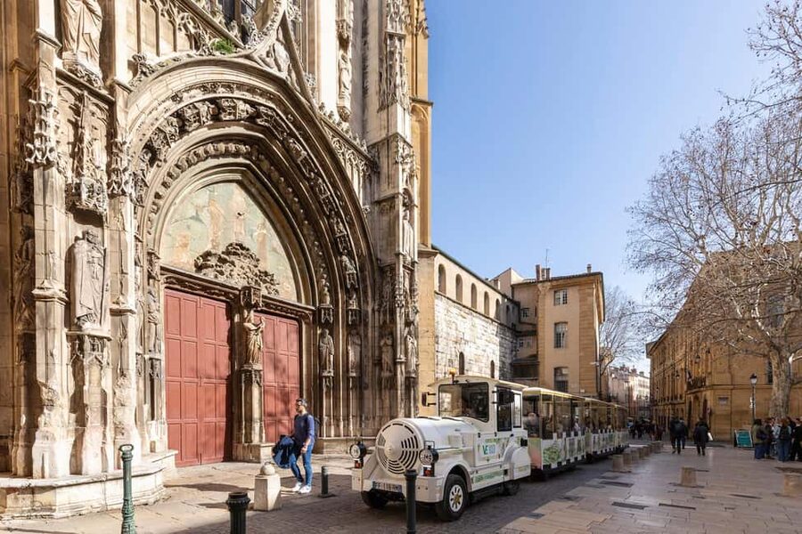 Aix-en-Provence by Electric Tourist Train – City Center Circuit - What You’ll See Along the Circuit: Fountains, Alleys, Squares, Architecture