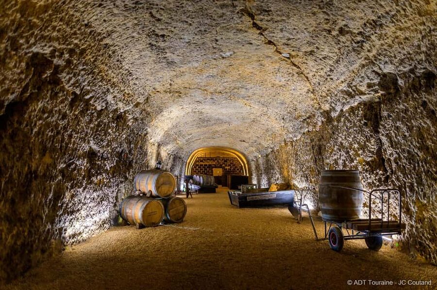 Amboise: Caves Ambacia Visit and Wine Tasting - The sommelier tasting of 6 wines, plus cheese and charcuterie pairings