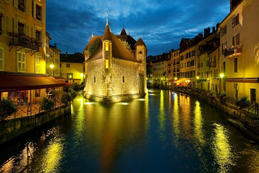Annecy: Escape game outdoor - the shadow of the sword - Why the best viewpoints are built into the puzzle route