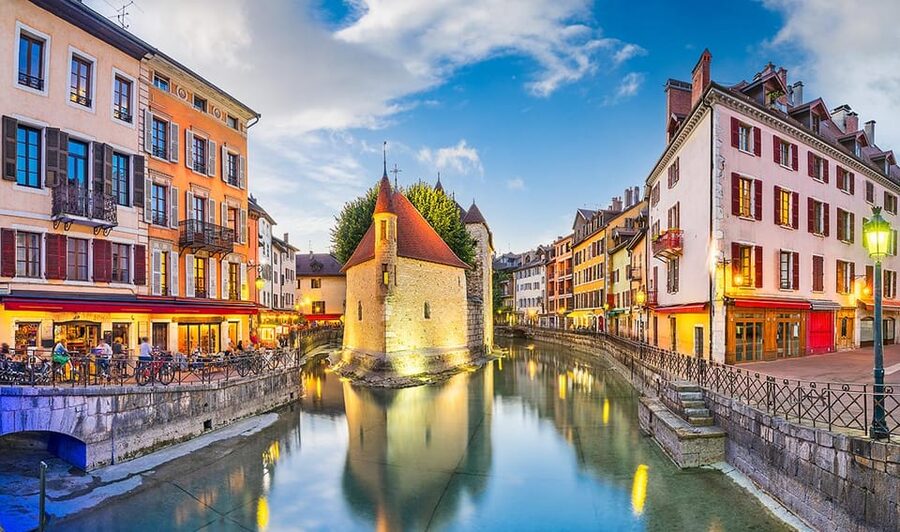 Annecy: Escape game outdoor - the shadow of the sword - Price and value: $22 per group for a smart 2-hour old-town experience