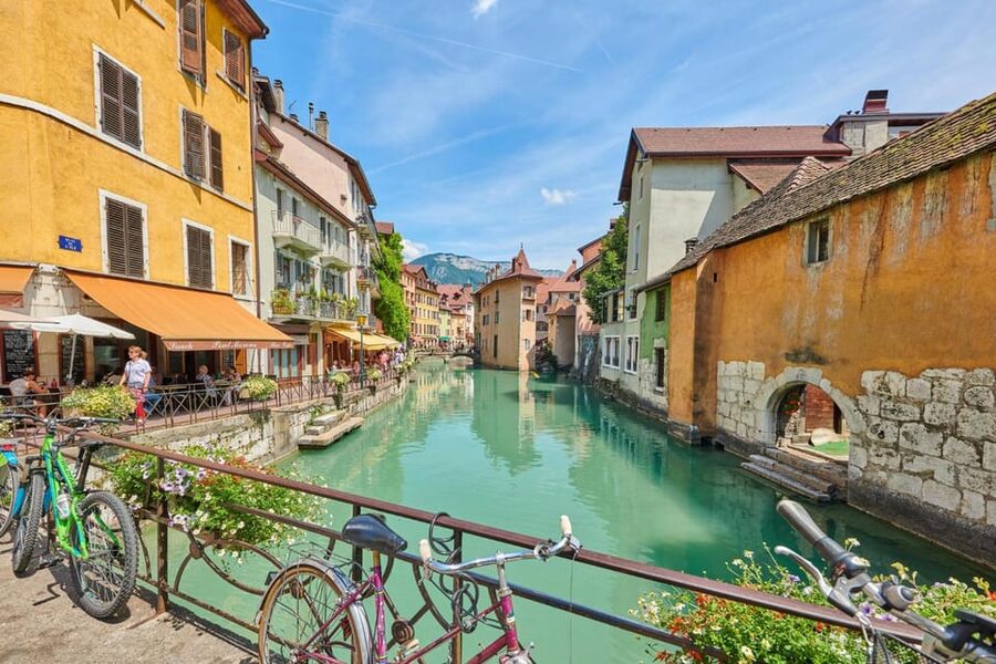 Annecy: Express Walk with a Local in 60 minutes - What the 8-person group limit changes
