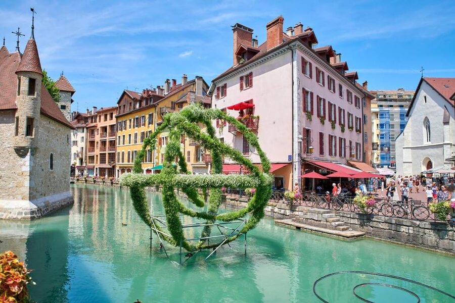 Annecy: Express Walk with a Local in 60 minutes - Who this Annecy express walk is perfect for