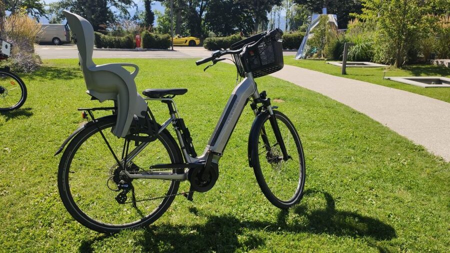 Annecy-le-Vieux, France: Electric and Classic Bike Rentals - Small Group, Friendly Support, and What to Expect at the Desk