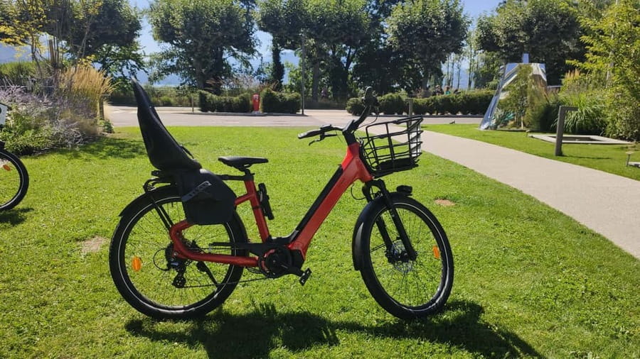 Annecy-le-Vieux, France: Electric and Classic Bike Rentals - Finding Outside Bike at Rivage Hotel in Annecy-le-Vieux