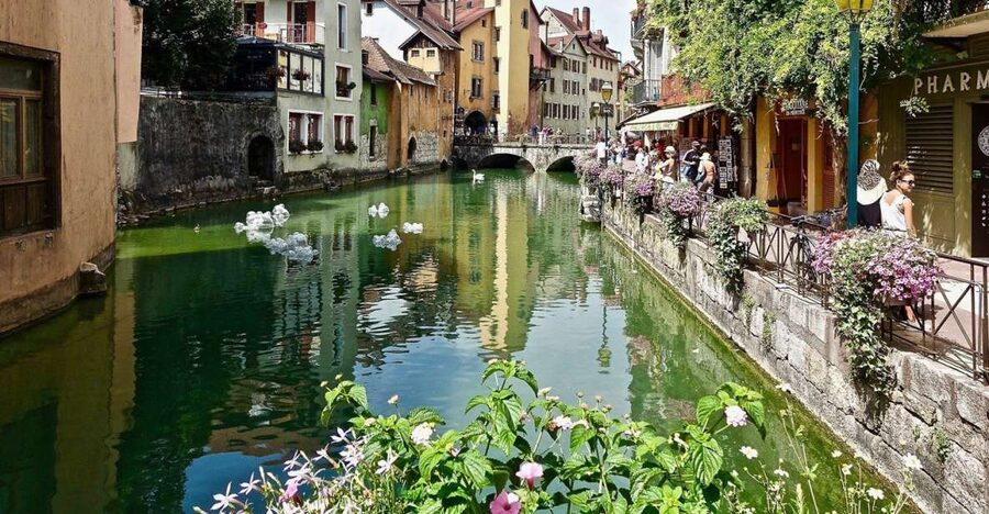 Annecy: Private Guided Tour - Discover "Venice of the Alps" - Annecy’s Venice-of-the-Alps vibe, in a 2-hour private walk