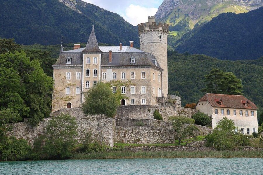 Annecy: Private Guided Tour - Discover "Venice of the Alps" - Palais de l’Isle: the prison past behind a stunning landmark