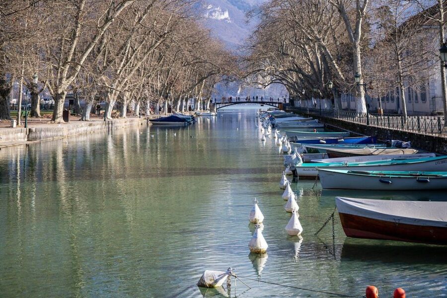 Annecy: Private Guided Tour - Discover "Venice of the Alps" - Starting at the Hôtel de Ville fountain: you get your bearings quickly