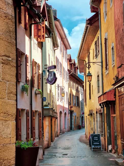 Annecy: Traditional Food Group Walking Tour - Pace, group size, and what to wear so you enjoy the walk