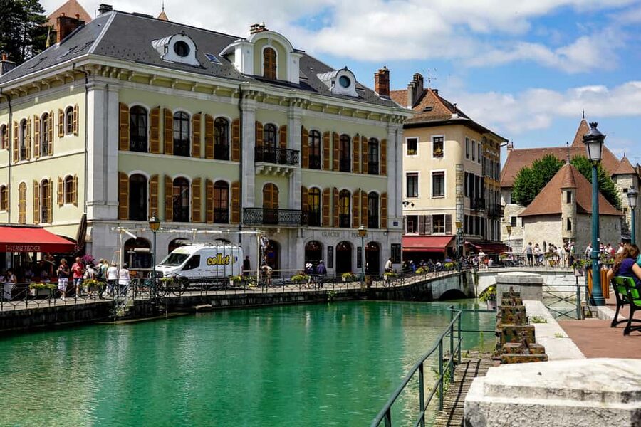 Annecy: Traditional Food Group Walking Tour - Who should book this Annecy food walk, and who might not love it