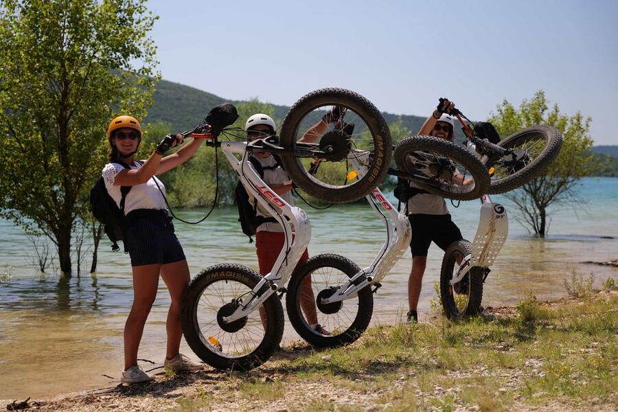 Around the Lake of Verdon : Guided electric scooter rides - The guide makes the difference: Val and Hugo as examples