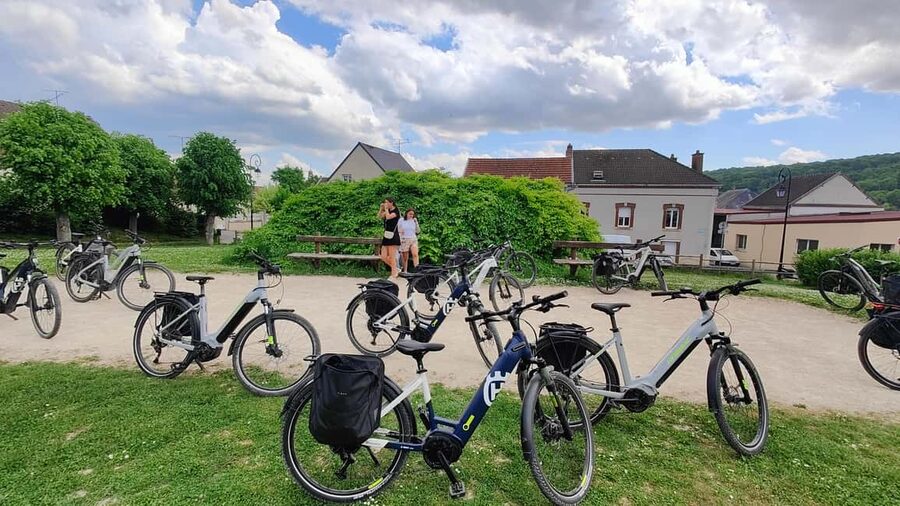Au départ de REIMS : Ebike tour with a local guide ! - Reims pickup and the short van ride to Mailly-Champagne