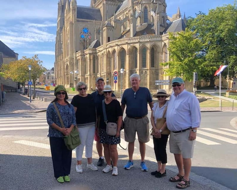 Bayeux: 9.30 DAILY 2-HOUR WALKING GROUP CITY TOUR IN ENGLISH - Meet Your Green-Hat Guide at Bayeux Tourist Office