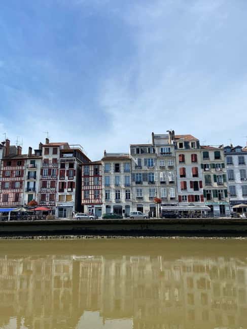 Bayonne: Guided Food Walking Tour (with Food and Drinks) - A trinquets court visit: tapas, cured meats, and pelota vibes