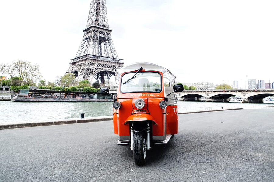 Best of Paris in 2 Hours by Private Electric TukTuk - Champs-Élysées and Arc de Triomphe: the fastest way to get the big-picture shot
