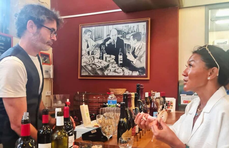 Biarritz: Culture and Food Walking Guided Tour - The guide experience: why Valérie and Julien keep getting mentioned
