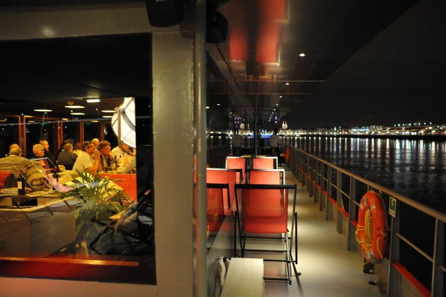 Bordeaux: 2-Hour River Dinner Cruise - Service style: attentive, relaxed, and not overly scripted