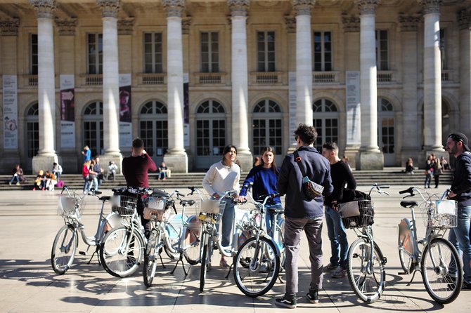 "Bordeaux by bicycle: a 3-hour tour immersive experience" - Guides and Group Feel: What You Can Expect