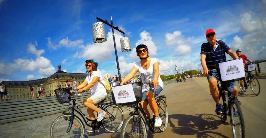 Bordeaux: Essentials 3-Hour Bike Ride - Garonne River on two wheels, with an easy pace