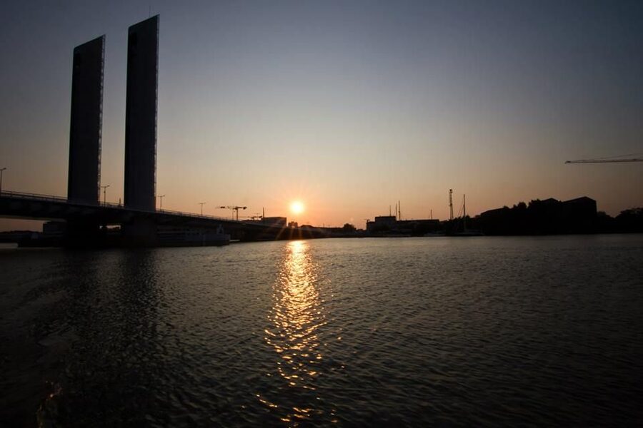 Bordeaux: Evening Apéritif Cruise on the River Garonne - Why an evening apéritif cruise on the Garonne is a smart Bordeaux first pick