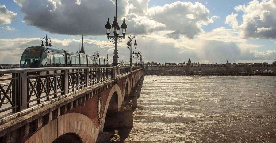 Bordeaux: Exclusive Private Guided Walking Tour - Timing, Comfort, and Accessibility on a 2-Hour Walk