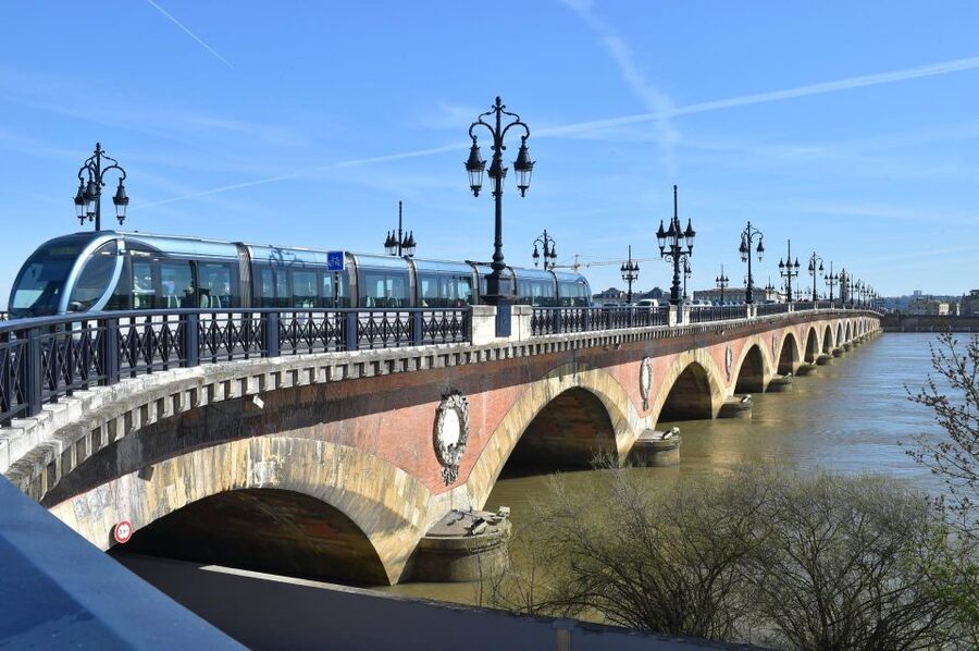 Bordeaux: Guided Walking Tour - Language realities: bilingual in the morning, French only on Saturday afternoon