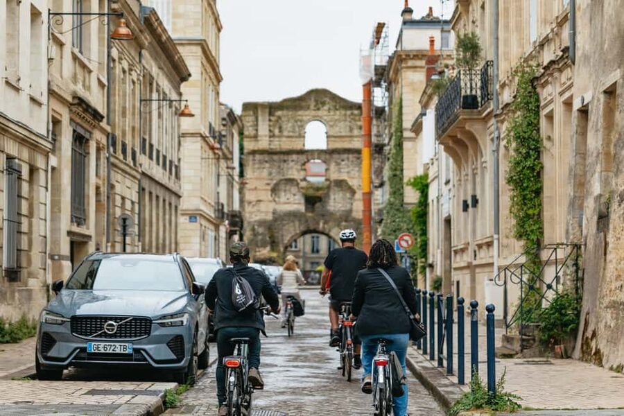 Bordeaux: Historic Center & Chartrons District Bike Tour - Rue Notre-Dame and Cours Xavier Arnozan: finishing with atmosphere and easy cruising