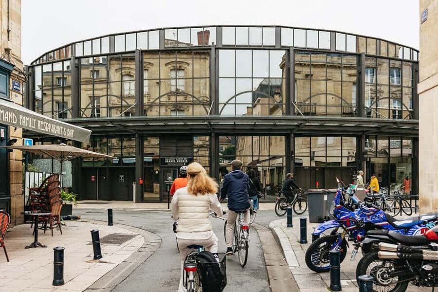 Bordeaux: Historic Center & Chartrons District Bike Tour - Palais Gallien to Notre-Dame de Bordeaux: old-world monuments with quick context