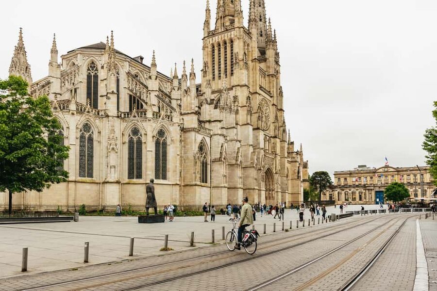 Bordeaux: Historic Center & Chartrons District Bike Tour - Darwin Eco-système break: art, walking time, and a breather from monuments