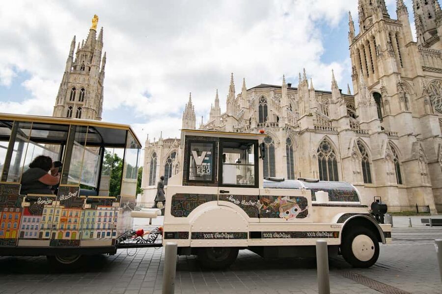 Bordeaux: Little Electric Train Tour - Jofo Decoration: Street Art on the Vehicle, Not Just a Photo Stop