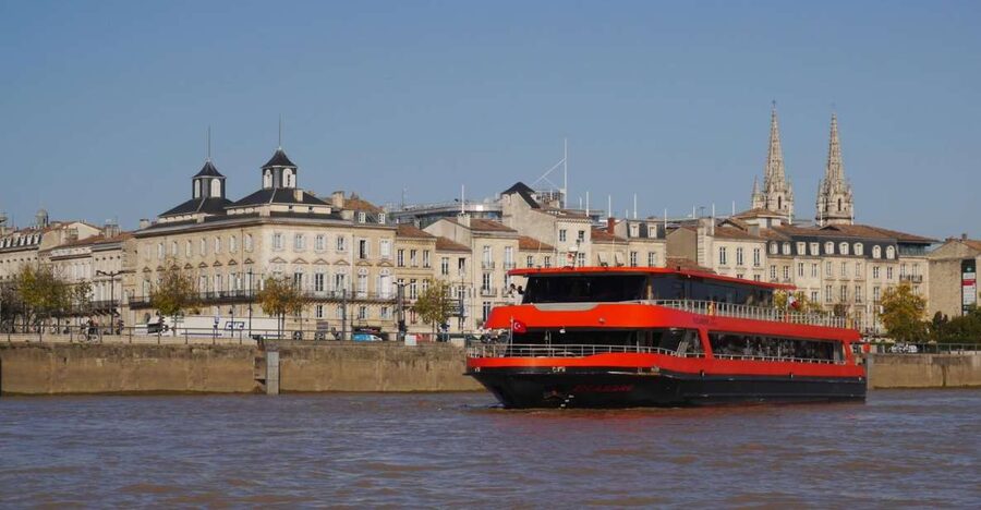 Bordeaux: Lunch Cruise - Boarding at Quai des Chartrons, then straight into Bordeaux views