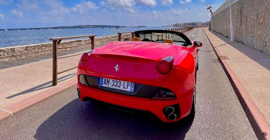 Cannes : Visite guidée en Ferrari sur les routes de Cannes - Mourre Rouge and Palm Beach: the loop that keeps the scenery moving