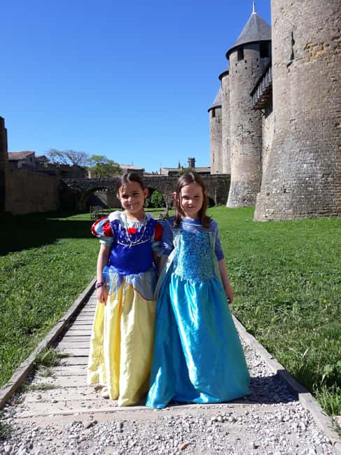 Carcassonne: 1h30 Walking Tour of the Medieval City - The First Streets and Photo Stop, Getting Your Bearings Fast