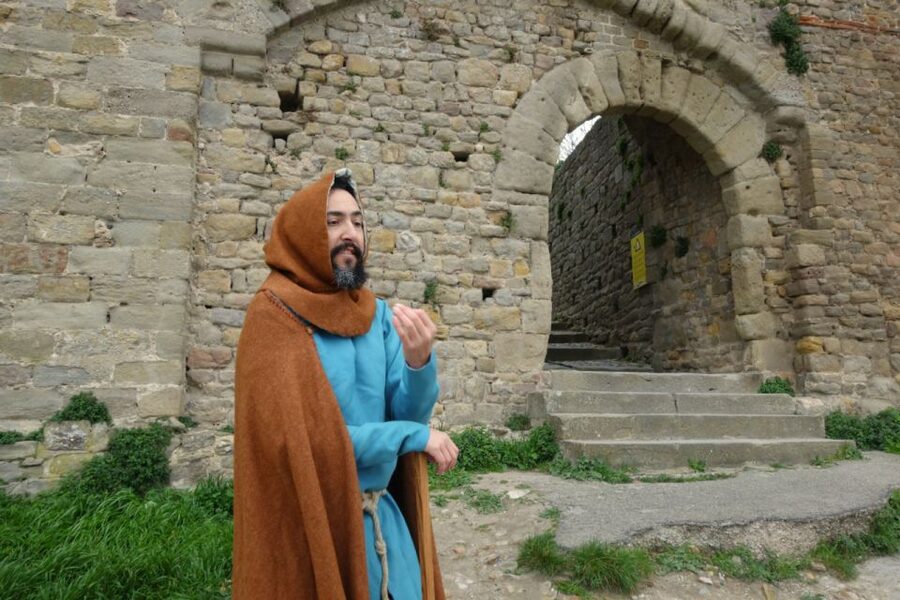 Carcassonne: Medieval Builder-Themed City Tour with a Guide - Lices and outer walls: where construction becomes a daily reality