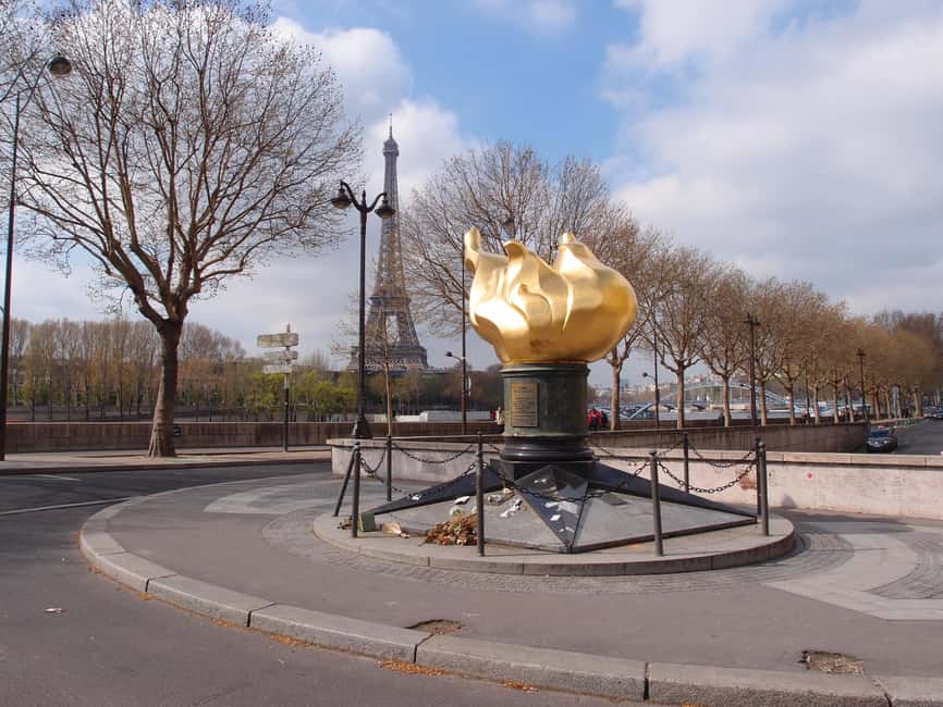 Classical and Monumental Paris Tour along the Seine River - The Seine’s boat side: Bateau Mouche and how rivers shape Paris