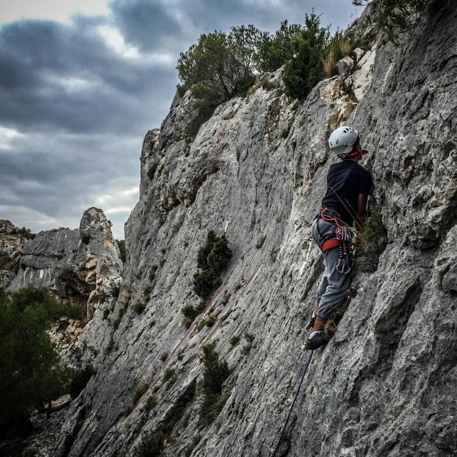 Climbing Discovery Session in the Calanques near Marseille - Climbing technique on real rock: gestures, foot placement, and route reading