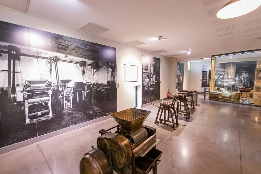 Confiserie du Roy René: gourmet guided tour of the calisson museum - Museum setup: period tools meet new technology