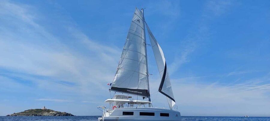 Departure from BRUSC: Half-day catamaran cruise - Free aperitif and onboard comforts: the South of France without the stress