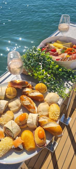 Departure from Quiberon Port Haliguen for a brunch cruise - The bar and brunch vibe, without the big-budget trap