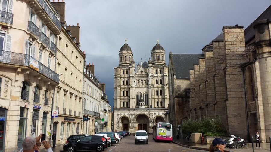 Dijon City Tour : Highlights Tour with Gourmet Break - Dijon private mansions and the canal edge, for views that feel like a break