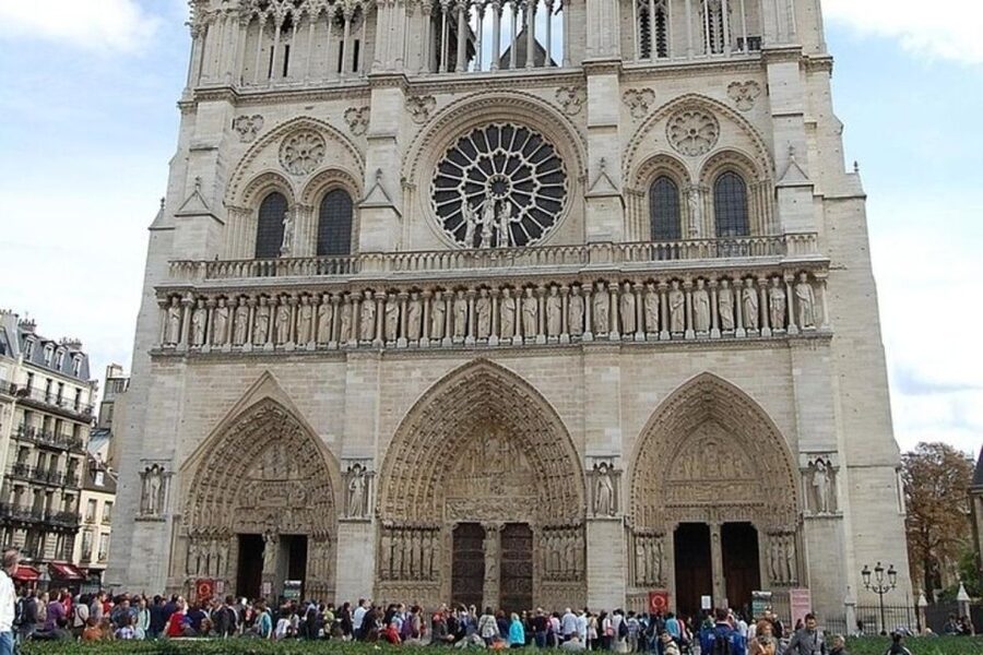 Discovering Le Marais: Guided Walking Tour of Paris - Bibliothèque de l’hôtel de ville de Paris and the Rue des Rosiers contrast
