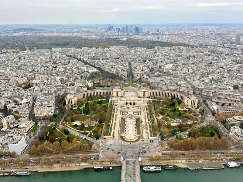 Eiffel Tower Entry: Summit or 2nd Floor with Audioguide - What the Guide Experience Feels Like in Practice