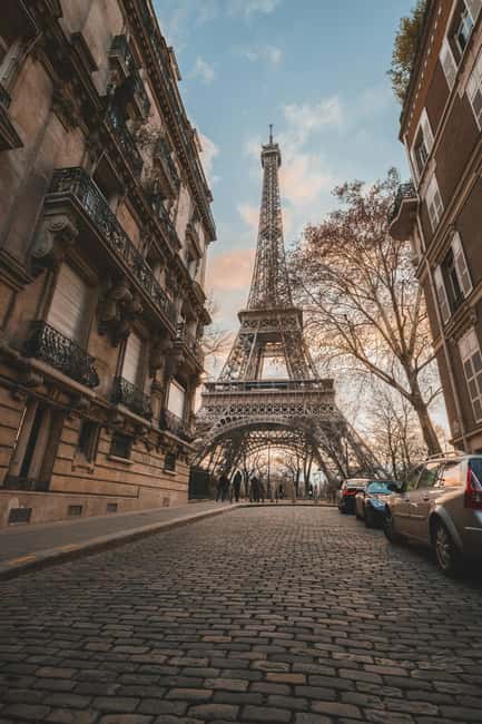 Eiffel Tower Reserved Access with Photoshoot stops - Passerelle Debilly: the first big Eiffel Tower photo angle