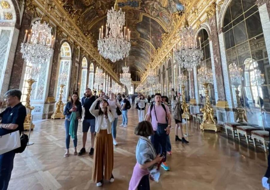 Excursion from Paris to Versailles Palace by Tootbus - Ride in comfort: what the air-conditioned coach does for your energy