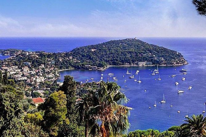Excursion partagée Eze, Monaco & Monte Carlo from Nice - Stop 1: Villefranche-sur-Mer coast views before the climbs