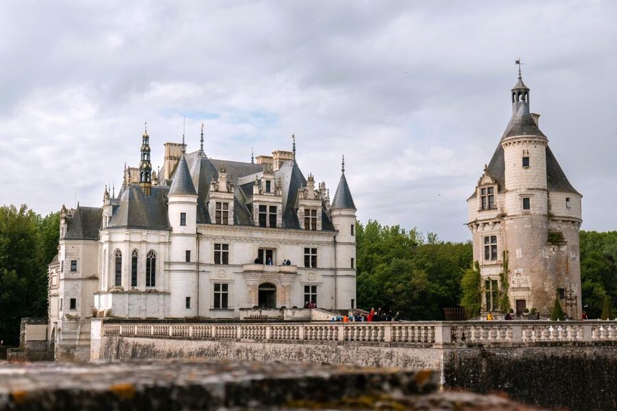From Amboise: Chambord and Chenonceau Tour with Lunch - Château de Chenonceau: the bridge castle and its garden stories