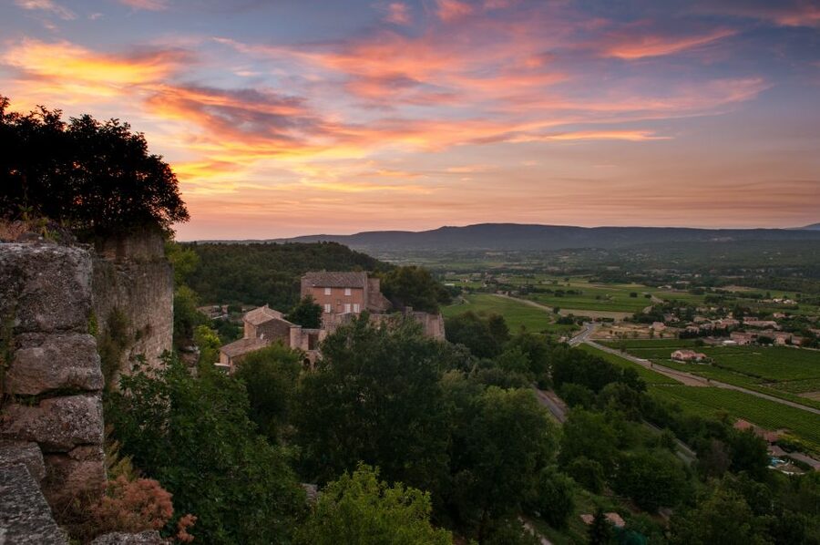 From Avignon: Luberon Villages Day Tour - Gordes: Overlook Photos, Then Cobblestones and Shopping Time