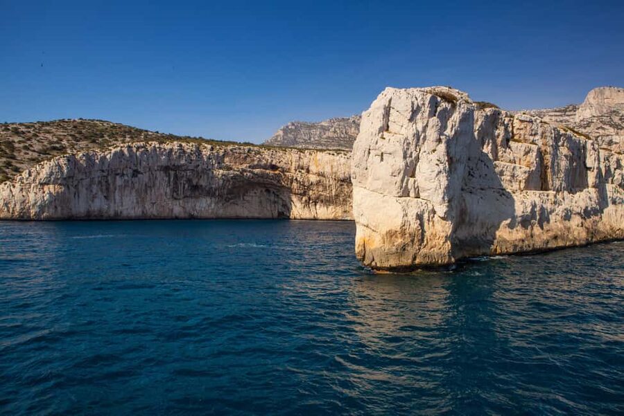 From Bandol: Visit the 13 calanques of Cassis & Marseille (3 hours 15 minutes at sea) - Sugiton and Morgiou, plus the cabanons backdrop