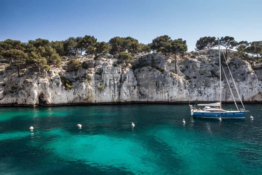 From Bandol: Visit the 7 calanques of Cassis & Marseille (2.5 hours at sea) - From Bandol to Cassis: the smart way to see the Calanques